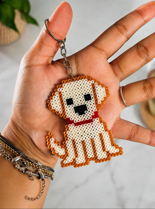 Chaveiro de cachorrinho em Hama Beads segurado na mão