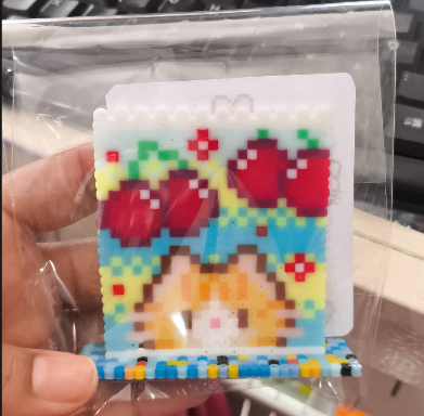 Peça decorativa de gatinho com morangos feita em Hama Beads